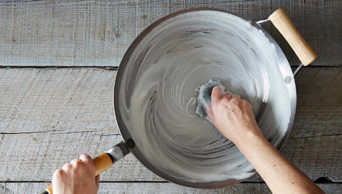 How to clean a wok?